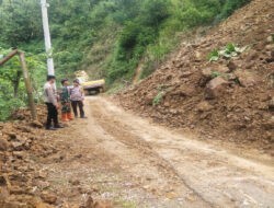 Gerak Cepat Babinsa Koramil 0801/03 Arjosari Atasi Longsor di Wilayah Binaan