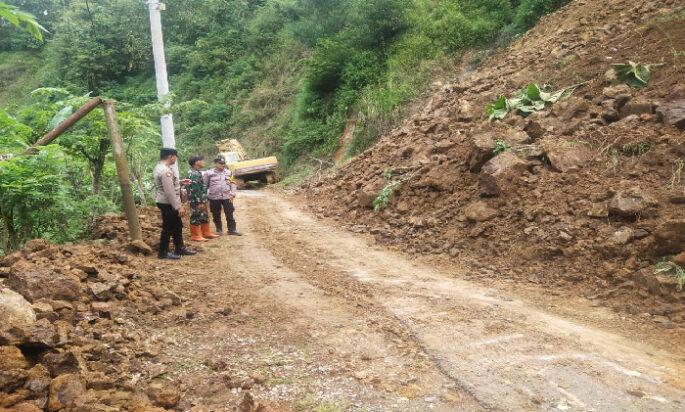 Gerak Cepat Babinsa Koramil 0801/03 Arjosari Atasi Longsor di Wilayah Binaan