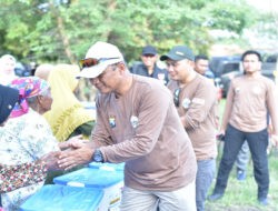 Sambut Hari Bhayangkara ke-79, Kapolda Jatim Safari Kamtibmas Salurkan Bansos untuk Warga Pesisir Situbondo