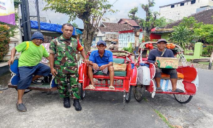 Peduli Masyarakat Kurang Mampu, Babinsa Jagalan Berikan Bantuan Sembako Kepada Tukang Becak