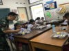 Peran Aktif Babinsa Kepatihan Wetan Bantu Pendistribusian Makan Bergizi Gratis di Sekolah