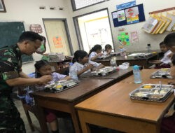 Peran Aktif Babinsa Kepatihan Wetan Bantu Pendistribusian Makan Bergizi Gratis di Sekolah