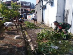 Wujudkan Kemanunggalan TNI-Rakyat, Babinsa Keprabon Bersihkan Lingkungan Bersama Masyarakat