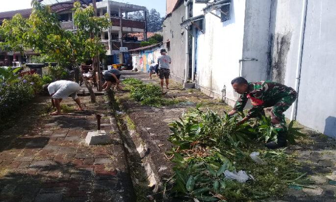 Wujudkan Kemanunggalan TNI-Rakyat, Babinsa Keprabon Bersihkan Lingkungan Bersama Masyarakat