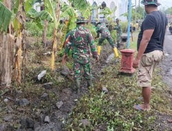 Perlancar Saluran Air,Babinsa Koramil Kwadungan Bersama Warga Bersihkan Parit