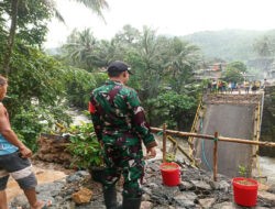 Jembatan Dung Buceng Trenggalek Putus Diterjang Banjir, Babinsa dan Warga Sigap Amankan Lokasi