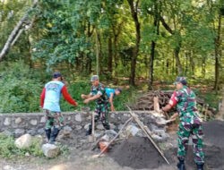 Babinsa Berpartisipasi Dalam Pembangunan Talud Jalan, Guna Cegah Longsor