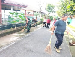 Babinsa Bersihkan Lingkungan, Desa Sehat dan Asri