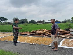 Babinsa Teras Beri Dorongan Semangat Dan Motivasi UMKM Kerupuk Kulit