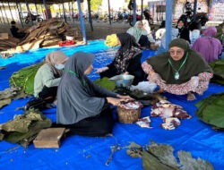 Masjid Asysifa RSM Lamongan Berkorban, Ramah Lingkungan Gunakan Daun Jati Bungkus Daging