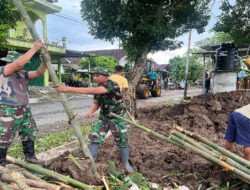 Peduli Lingkungan, Babinsa Koramil 01 Pacitan Lakukan Pembersihan Jalan