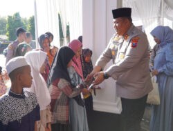 Polres Pasuruan Bagikan 750 Paket Daging Kurban kepada Warga Sekitar