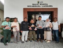 Jalin Silaturahmi, Kapolres Pasuruan Bagikan Daging Kurban kepada Insan Pers
