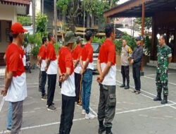 Bentuk Karakter Kedisiplinan, Babinsa Kelurahan Manahan Berikan Latihan PBB Kepada Linmas