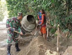 Kepedulian Babinsa Donorojo Bersama Warga Binaan Lakukan Perbaikan Jalan Desa