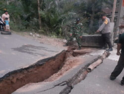 Cuaca Ekstrem Lumpuhkan Trenggalek, TNI-Polri dan Warga Bahu-Membahu Bangun Jembatan