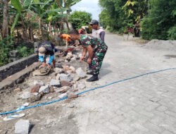 Babinsa Koramil Paron Bersama Warga Gotong Royong Bangun Talud