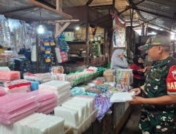 Senyum Babinsa Danukusuman di Tengah Aroma dan Rasa Makanan Ringan, Sentuhan Kecil Tumbuhkan Harapan UMKM di Pasar Harjodaksino