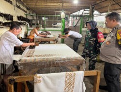 Lestarikan Warisan Budaya, Babinsa Laweyan Berinteraksi dengan Pengrajin Batik