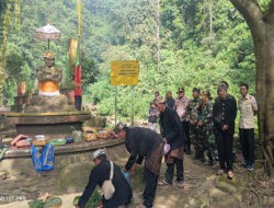 Polres Probolinggo Kawal Kegiatan Adat Mendak Tirta di Air Terjun Madakaripura Jelang Yadnya Kasada