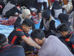 Polres Ponorogo Kurangi Sampah Plastik Salurkan Paket Daging Qurban Pakai Daun Pisang