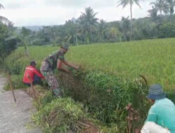 Babinsa Ponorogo Turun ke Selokan Bantu Warga Pembersihan Saluran Air