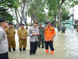 Kapolres Gresik Salurkan Bantuan Sosial Bagi Warga Terdampak Banjir di Benjeng