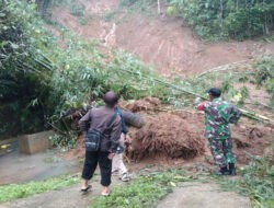 Longsor Landa Desa Pakel, Babinsa dan BPBD Sigap Buka Akses Tertutup