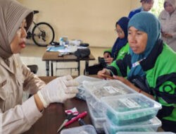 Hari Bhayangkara ke -79, Biddokkes Polda Jatim Gelar Layanan Kesehatan Gratis untuk Driver Ojol