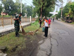 Bersenjatakan Sapu Lidi, Babinsa Manahan Bersama Linmas dan Tim Saberling Bersihkan Lingkungan