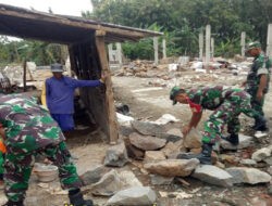 Demi Kenyamanan Warga, Babinsa Bantu Bangun Rumah