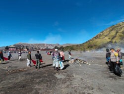 Sambut Hari Bhayangkara ke-79, Polres Probolinggo Bersih-bersih di Gunung Bromo