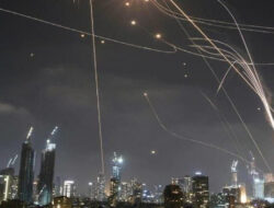Serangan Balasan Iran: Rudal Hantam Tel Aviv, Ketegangan Semakin Meningkat di Israel