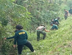 Babinsa Klego dan Relawan Muslim Boyolali Utara Bersihkan Aliran Irigasi Waduk Bade