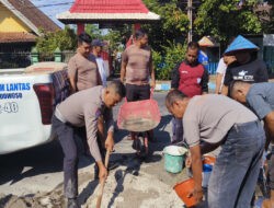 Minimalisir Laka Lantas Polres Bondowoso Tambal Jalan Berlubang: Bakti Polri di Hari Bhayangkara ke – 79