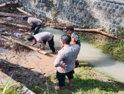 Peduli Kebersihan Lingkungan, Babinsa Koramil 0801/01 Pacitan Bersihkan Saluran Air Sungai