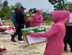 Hari Bhayangkara ke-79 Polres Lamongan Salurkan Bansos untuk Pemulung di TPA