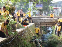 Sinergitas Polres Batu dan TNI di Hari Bhayangkara ke – 79, Peduli Lingkungan Bersihkan Sungai