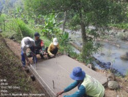 Sinergi TNI Dan Warga Kalinanas Buat Pondasi Pompa
