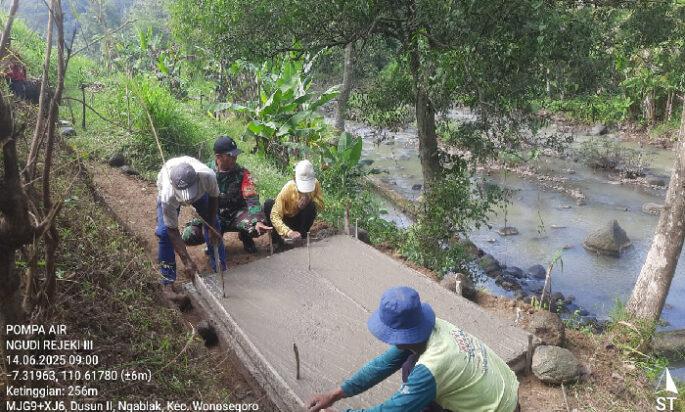 Sinergi TNI Dan Warga Kalinanas Buat Pondasi Pompa