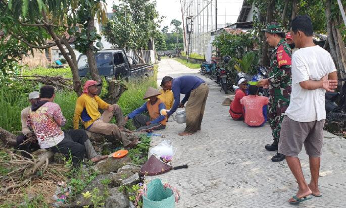 Tingkatkan Hasil Panen, Babinsa Kadipiro Dampingi dan Berikan Motivasi Petani di Wilayah Binaannya