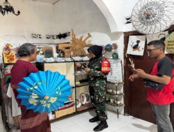 Motifasi UMKM Warga Binaan, Babinsa Laweyan Kunjungi Pembuat Lukis Payung dan Stiker