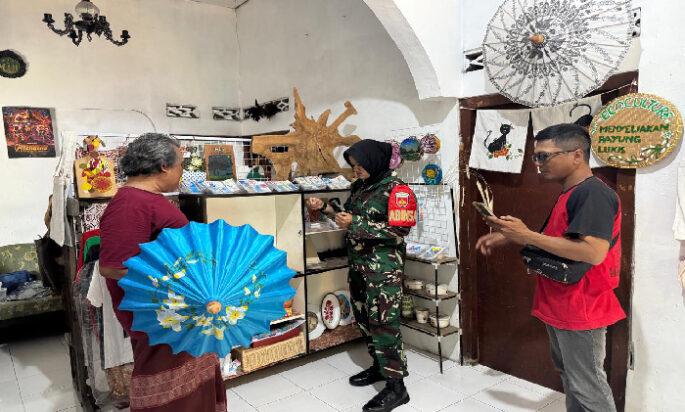 Motifasi UMKM Warga Binaan, Babinsa Laweyan Kunjungi Pembuat Lukis Payung dan Stiker