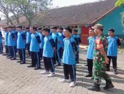 Bentuk Mental Siswa Sejak Dini, Babinsa Koramil Bringin Berikan Pelatihan PBB