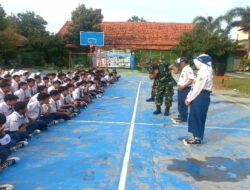 Tanamkan Kedisiplinan, Danramil Banjarsari Latihkan PBB Kepada Siswa-siswi SMP N 23 Surakarta