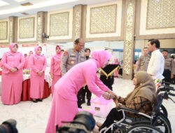 Hari Bhayangkara ke -79 Polda Jatim Beri Bantuan Tongkat dan Kursi Roda Bagi Kaum Difabel
