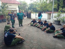 Wujudkan Linmas Tangguh, Babinsa Kepatihan Wetan Gembleng Pelatihan Fisik dan PBB