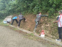 Babinsa dan Warga Bendoagung Gotong Royong Bersihkan Jalan Desa, Bukti Nyata TNI Hadir untuk Rakyat