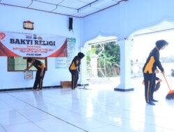 Polres Ngawi Gelar Bakti Religi di Hari Bhayangkara ke -79, Bersih-bersih di Sejumlah Tempat Ibadah