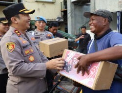 Polres Pelabuhan Tanjungperak Gelar Baksos, Puluhan Pengemudi Bentor dan Kuli Panggul Full Senyum